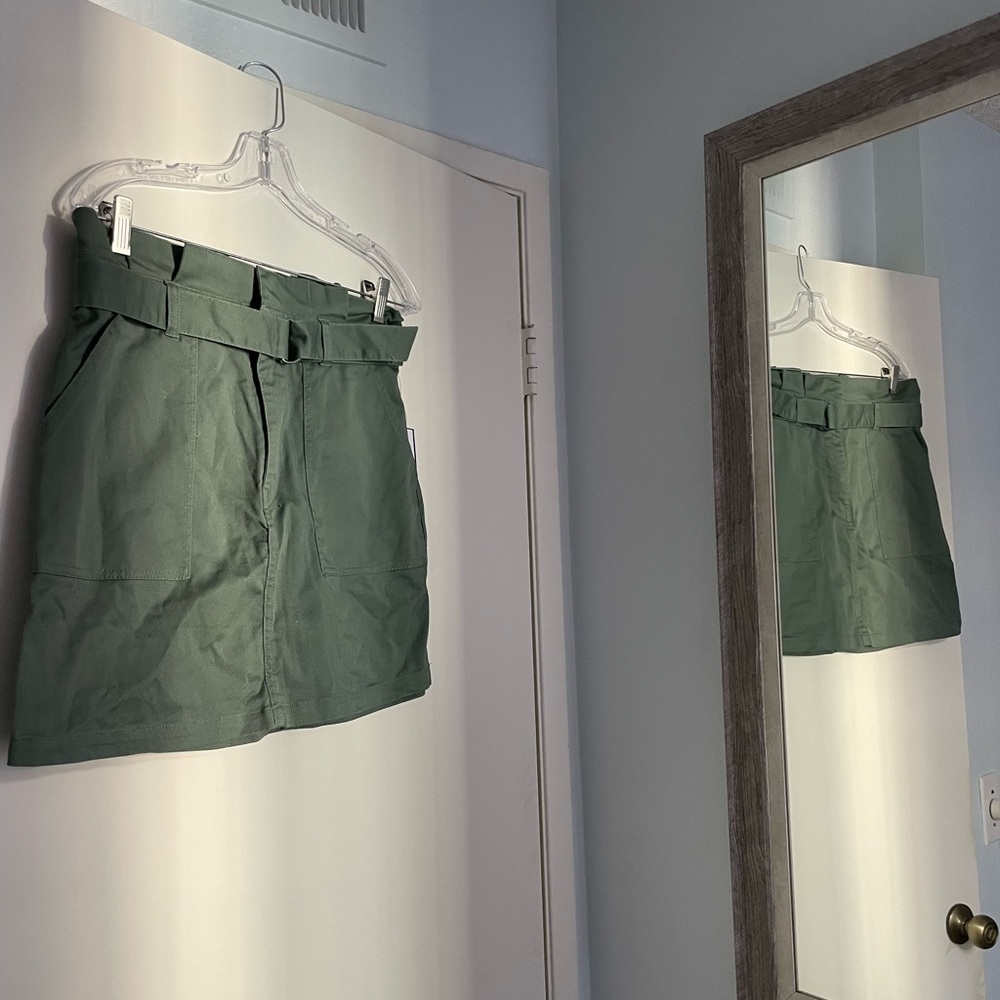 BRAND NEW GREEN SHORT SKIRT WITH TAGS! FROM VOLCOM